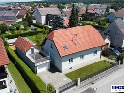 Ein- oder Zweifamilienhaus mit Pool in ruhiger Siedlung