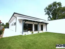 exklusiver Bungalow, mit viel Platz für Familie und Fuhrpark, entspannen Sie am Pool