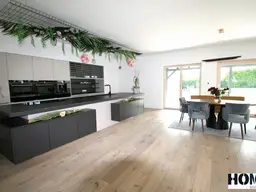 exklusiver Bungalow, mit viel Platz für Familie und Fuhrpark, entspannen Sie am Pool