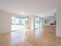 Neubau - Erstbezug - hochwertige Küchenausstattung - großer Balkon - Carport - bei Baden