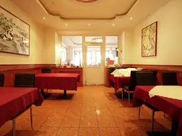 NAHE U1: Großes Wohnhaus mit Restaurant (kein Betrieb) im EG