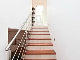 Stadtgrenze von Wien! Elegantes Einfamilienhaus mit uneinsehbarem Garten, restauriertem Weinkeller und Doppelgarage