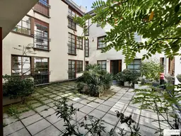 Bestlage beim Hamerlingplatz! Lichtdurchflutete 3-Zimmer-Altbau-Wohnung in saniertem Vorstadthaus inklusive zwei Garagenplätze
