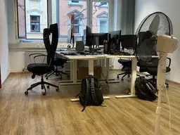Nähe Landesgericht und Klinik 
helle Büro- oder Praxisräume mit 2 TG-Abstellplätzen 