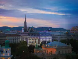 Imposantes Innenstadt-Palais-Apartment mit exklusiver 5-Stern Hotelanbindung 