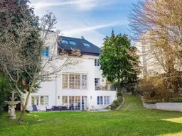 Großzügige Villa mit uneinsehbarem Garten und Blick auf den Nußberg