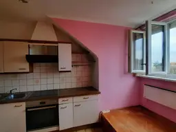 DACHGESCHOSS MIT SCHÖNER AUSSICHT - SANIERUNGSBEDÜRFTIG IN GENERALSANIERTEM GEBÄUDE