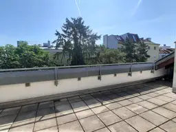GRÜNBLICK MIT BALKON UND GROSSER DACHTERRASSE - wenige Gehminuten zum Bahnhof