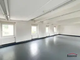 Kompaktes, teil-saniertes Büro auf Campusgelände