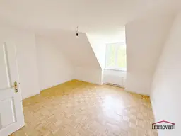 PROVISIONSFREI - SANIERT - ERSTBEZUG: eine sehr gut angelegte und helle 2-Zimmerwohnung im Dachgeschoss mit Eigengarten und zusätzlichen GOODIES!