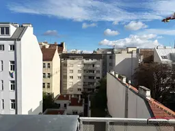 HOFSEITIG - Schöne 4-Zimmerdachgeschosswohnung mit Terrasse und Klimaanlage!