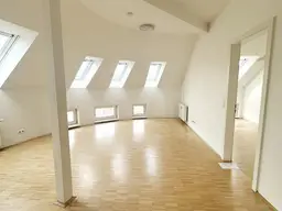 ERSTBEZUG! Schöne, generalsanierte 2 Zimmerwohnung im Dachgeschoss!