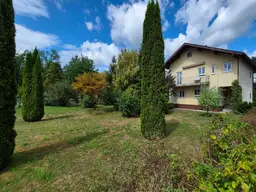 Familienfreundliches Wohnhaus mit großem Garten in guter Lage