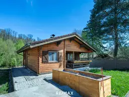 „Wohnen im Einklang mit der Natur – Stilvolles Holzhaus in traumhafter Ruhelage auf unverbaubarem Grundstück“
