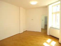 großes Wohnzimmer, offene Küche samt aller Geräte, sehr ruhig