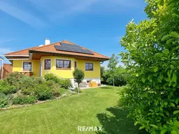 Stilvoller Bungalow mit Gartenidylle, Photovoltaik &amp; Teichanlage