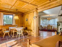 Traditionelles Landhaus auf großem Grundstück