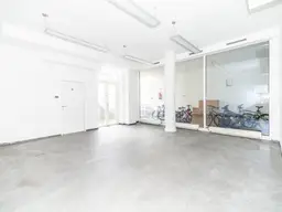 AB SOFORT I PROV. FREI ZENTRALES GESCHÄFTSLOKAL I HOHE PASSANTENFREQUENZ I KLIMATISIERT &amp; LICHTDURCHFLUTET I BESTLAGE I MODERN SANIERT I PROJEKT WOHNEN I