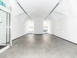 PROV. FREI ZENTRALES GESCHÄFTSLOKAL I HOHE PASSANTENFREQUENZ I KLIMATISIERT &amp; LICHTDURCHFLUTET I BESTLAGE I MODERN SANIERT I PROJEKT WOHNEN I