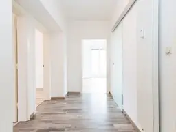AB SOFORT VERFÜGBAR I *MODERN SANIERT* I ZENTRALE LAGE I BALKON I CARPORT OPTIONAL I HAUSTIERE WILLKOMMEN I BODENEBENE DUSCHE I WG TAUGLICH I PROJEKT WOHNEN I