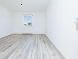 HIGHLIGHT I OBERSTE ETAGE MIT LIFT I MODERNISIERT I KOMFORT-DUSCHE I DESIGN-KÜCHE INKLUSIVE I ZENTRAL &amp; BAHNHOFNAH I HAUSTIER-TAUGLICH I MODERNES WOHNGEFÜHL I OPTIMALE RAUMNUTZUNG I PROJEKT WOHNEN