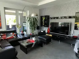 Modernes Einfamilienhaus mit Doppelgarage und Pool