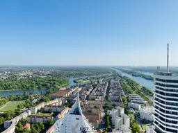 DC2 – Architektonische Klarheit, ergänzt durch eine umlaufende Loggia und einen weiten Ausblick