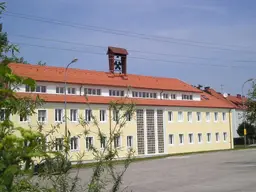 Büro/Praxis, neuwertig, teilweise möbliert; Küche eingerichtet, Bad
