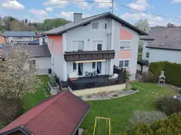 Großzügiges Zweifamilienhaus – 9 Zimmer, Terrasse, Garten, Doppelgarage und 5 Stellplätze!