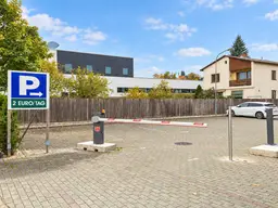 Parkplatz mit Wallbox-Lademöglichkeit für E-Autos in zentraler Lage