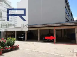 GROSSER ÜBERDACHTER PARKPLATZ