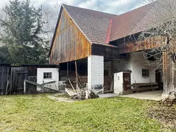 grosser Bauernhof in ruhiger, verträumter Ortschaft