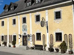 WIE DAMALS! Uriger Charm in altösterreichischem Gasthof in wunderschöner Zentrumslage! Anlageobjekt, Vermietet!