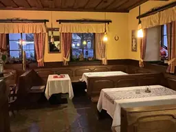 WIE DAMALS! Uriger Charm in altösterreichischem Gasthof in wunderschöner Zentrumslage! Anlageobjekt, Vermietet!