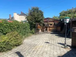 Arbeiten und Wohnen in Bestlage – Exklusive Gewerbefläche mit Garten &amp; Pool