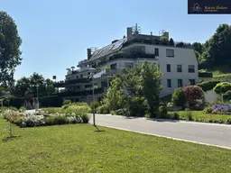 Moderne Dachgeschosswohnung in eigener Parkanlage und Schwimmteich