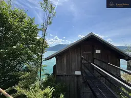 Badehütte am Eigengrund mit direktem Seezugang und Baugrundstück am Südufer des Mondsees