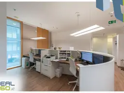 Hochwertige Bürofläche für Büro- oder Praxisgemeinschaften zu vermieten.