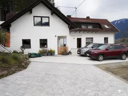 Ein Haus, viele Möglichkeiten – Großzügiges Mehrparteienhaus in idyllischer Lage in Pusarnitz.