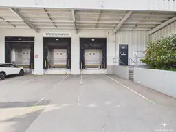 Perfekt strukturiertes Lagerzentrum: Hauptlager, Anlieferungszonen &amp; LKW-Rolltore.