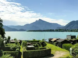 Stilvolle Dachgeschosswohnung in Mondsee: Erstbezug, Balkon &amp; Luxus-Ausstattung!