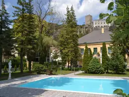 GESCHICHTSTRÄCHTIGES SCHLÖSSCHEN AUS DEM HISTORISMUS MIT PARKANLAGE UND OUTDOOR-POOL