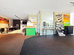 Betriebsgebäude mit Halle, Büro und eleganter Penthousewohnung