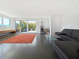 Betriebsgebäude mit Halle, Büro und eleganter Penthousewohnung