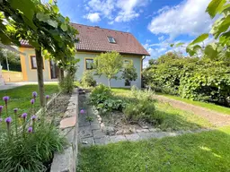 Naturverbundenes Einfamilienhaus mit großzügigem Garten in sonniger Lage