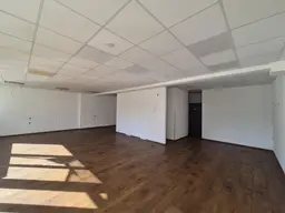 Büro- / Geschäftsfläche mit 112 m² im Erdgeschoß – Top Lage &amp; Parkplätze direkt vor Ort