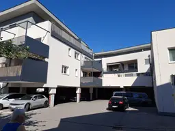 Gelegenheit: Moderne 2-Zimmer-Wohnung in Zentrumslage mit möblierter Küche, Loggia und TG-Stellplatz
