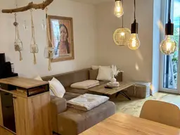 hochwertige 2-Zimmer-Wohnung mit möblierter Küche und großzügigem Balkon mit Blick auf die Pram
