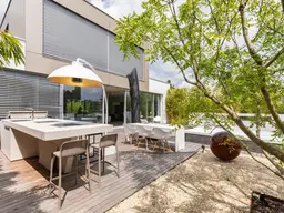 Moderne High-End-Villa mit direktem Seezugang