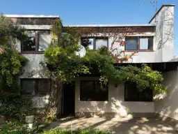 Renovierungsbedürftiges Mid-Century Haus mit Indoor-Pool und viel Gestaltungspotenzial
